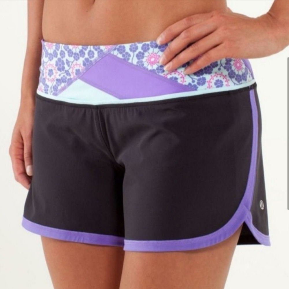 LULULEMON GROOVY RUN FLORAL SHORT BLACK/ QUILT/ POWER PURPLE, SIZE 6 - Picture 3 of 13